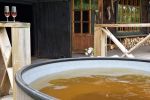 Kylpypalju lämmitetään saunojille erikseen tilauksesta. Vesi tulee viereisestä Alajärvestä. Kuva: Tia Yliskylä