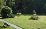 Kesän suloinen vihreys on voimissaan kartanon puutarhassa. Kuva: Tia Yliskylä