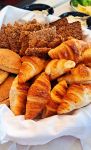 Sämpylöitä, mallasleipää ja croissanteja, ole hyvä! Kuva: Leila Ylitalo