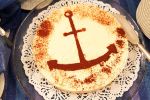Juustokakku on saanut merellisen koristelun Merikapteenin teemaillalliselle. Kuva: Anna-Reetta Nuorala