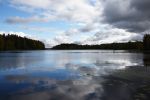 Kaunis järvimaisema saa kiireen unohtumaan ja mielen rentoutumaan. Kuva: Tia Yliskylä