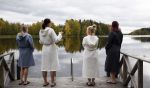 HiusStudio Hämptonin saunojat pukeutuivat Alusasuliike Siron kylpytakkeihin. Kuva: Tia Yliskylä