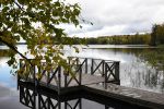 Alajärveä voi ihailla laiturin lisäksi vaikka soutuveneestä. Inkalan Kartano lainaa venettä vierailleen. Kuva: Tia Yliskylä