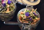 Kukkainen lehtikaali-coleslaw tarjoillaan kauniisti lasipurkista. Kuva: Tia Yliskylä