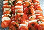Caprin tomaattimozzarellasalaatti on yksi Italialaisen Illallisen toivotuimmista herkuista. Tule nauttimaan! Kuva: Leila Ylitalo