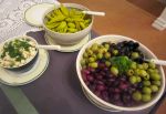 Yrttimarinoidut valkosipulit, oliivit ja pepperonit vievät kielen mennessään. Kuva: Leila Ylitalo